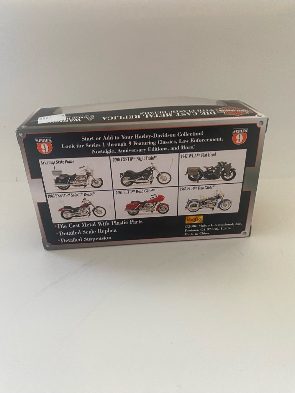 Harley-Davidson White and Black Die-Cast Motorcycle Replica in Display Box - Picture 5 of 6